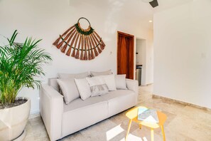 TV, offices - Casa Manglar – Modern Comfort with Golf Course Views (Puerto Aventuras)