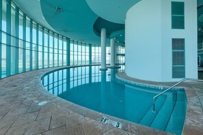 屋内プール、温水プール