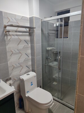 Douche, serviettes fournies, savon, papier toilette