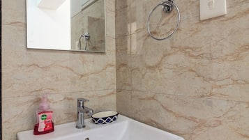 Habitación estándar, baño compartido | Baño | Ducha y toallas