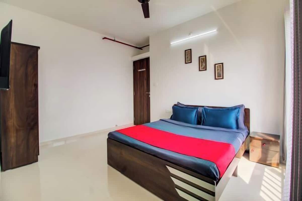 Desk, blackout curtains, free WiFi, bed sheets