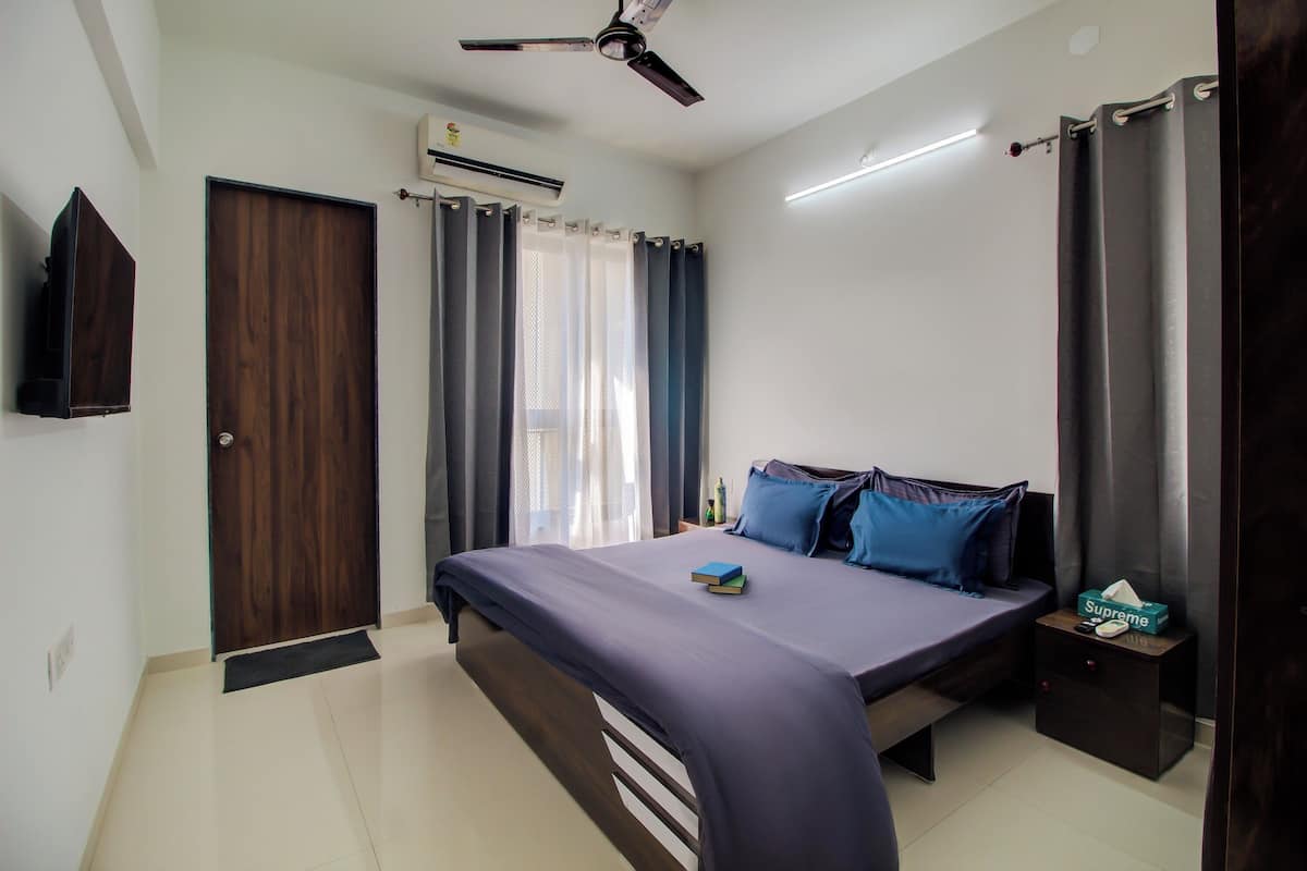 Desk, blackout curtains, free WiFi, bed sheets
