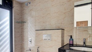 Un bagno con WC, lavabo e doccia.