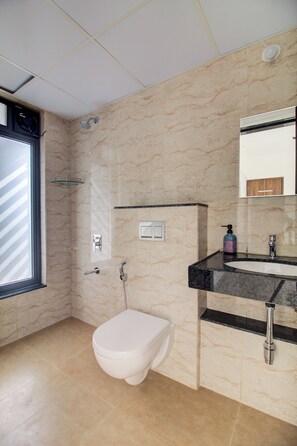 Classic Room | Bathroom | Shower, towels