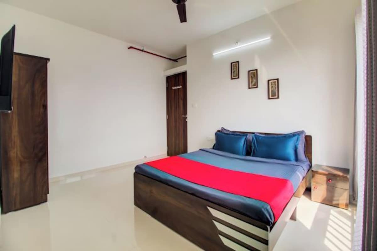 Un dormitorio con una cama, un armario y una puerta.