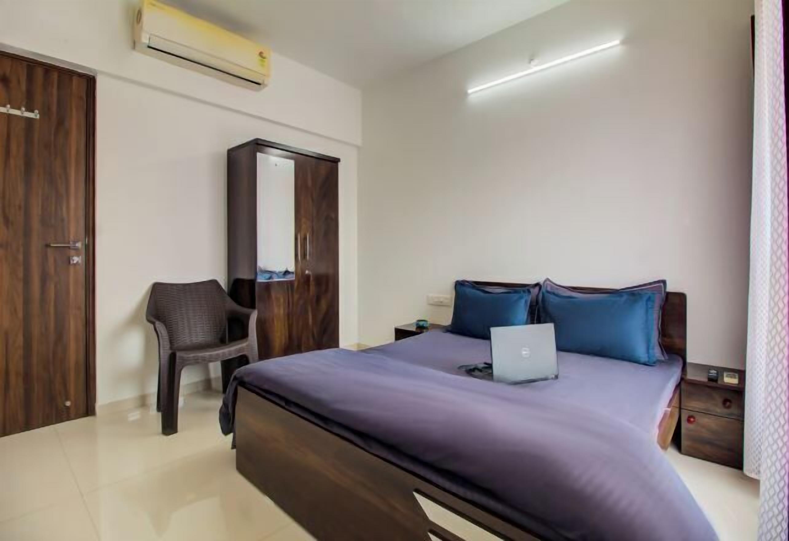 Bureau, rideaux occultants, fer et planche à repasser, Wi-Fi gratuit