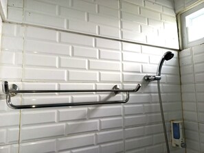 Deluxe-Zweibettzimmer | Badezimmer | Dusche, Regendusche, kostenlose Toilettenartikel, Bidet