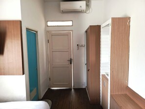 Deluxe Double Room | Desk, free WiFi, bed sheets - Khanza Costel Syariah (Karangtengah)