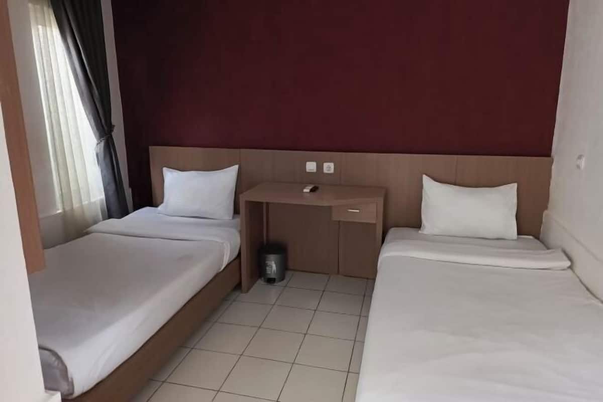 Escritorio, wifi gratis, ropa de cama