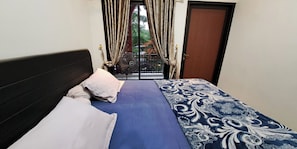 2 bedrooms, desk, rollaway beds, free WiFi - Villa Zam Zam Puncak (Cisarua)