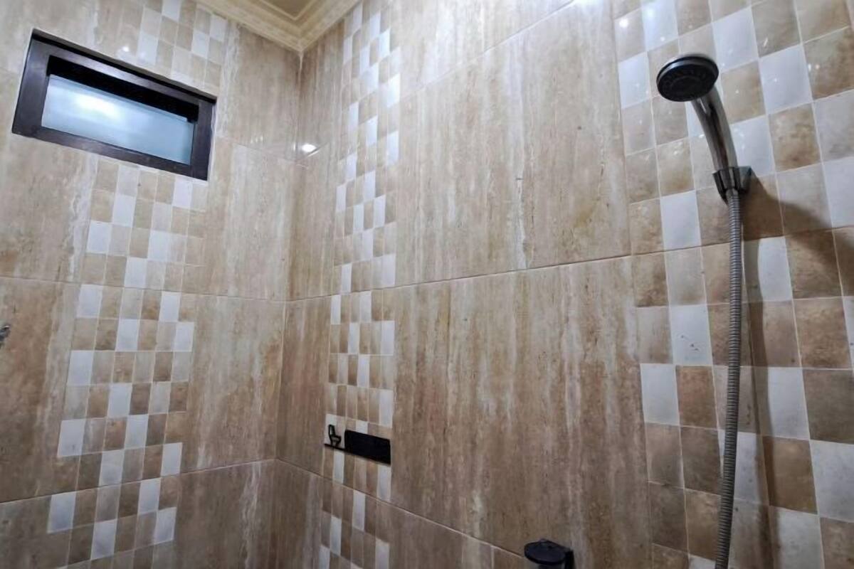 Shower, rainfall showerhead, free toiletries, bidet