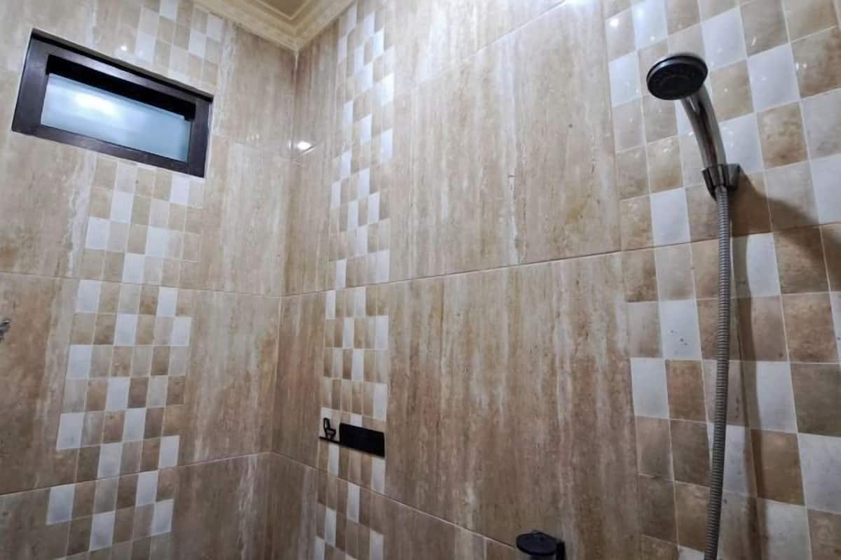 Shower, rainfall showerhead, free toiletries, towels