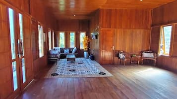 Habitación estándar | Sala de estar | Televisión LCD y tenis de mesa