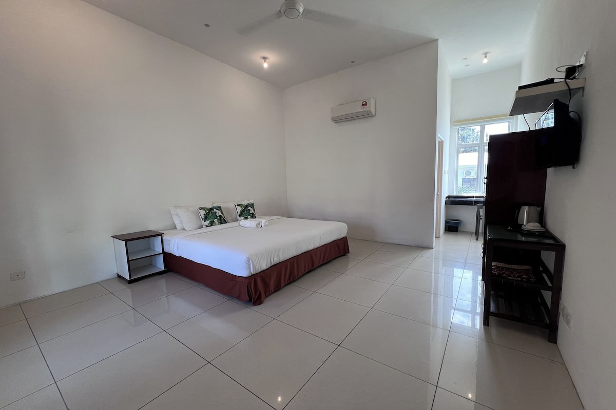 Deluxe Double Room | Desk, WiFi (free), bed sheets