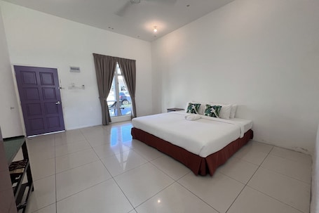 Escritorio, wifi gratis y ropa de cama . Jasa Resort Sungai Lembing