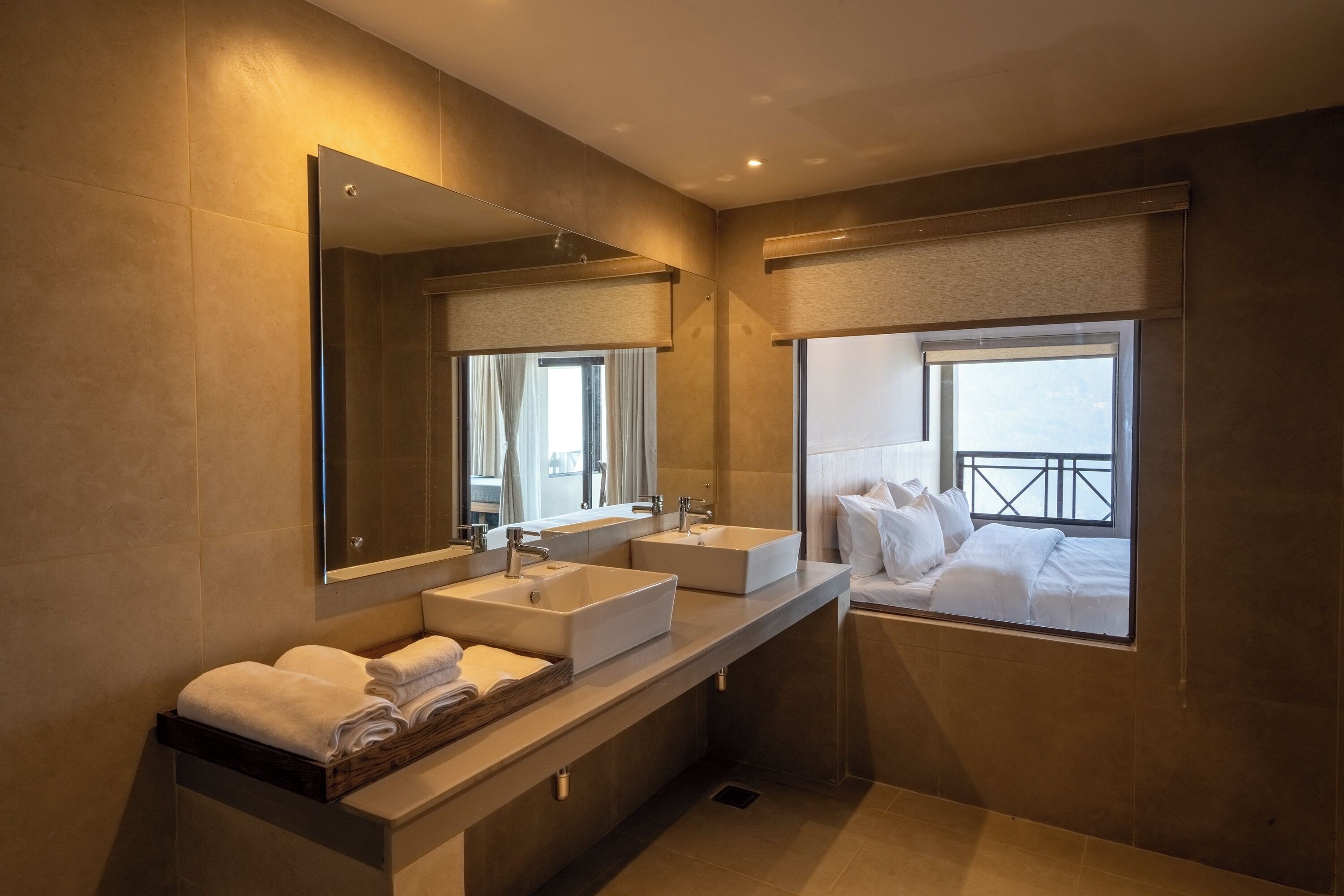 Suite | Badkamer | Een douche, een regendouche, gratis toiletartikelen, een haardroger