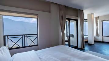 Suite Room with Mountain View | Desk, iron/ironing board, free WiFi, bed sheets