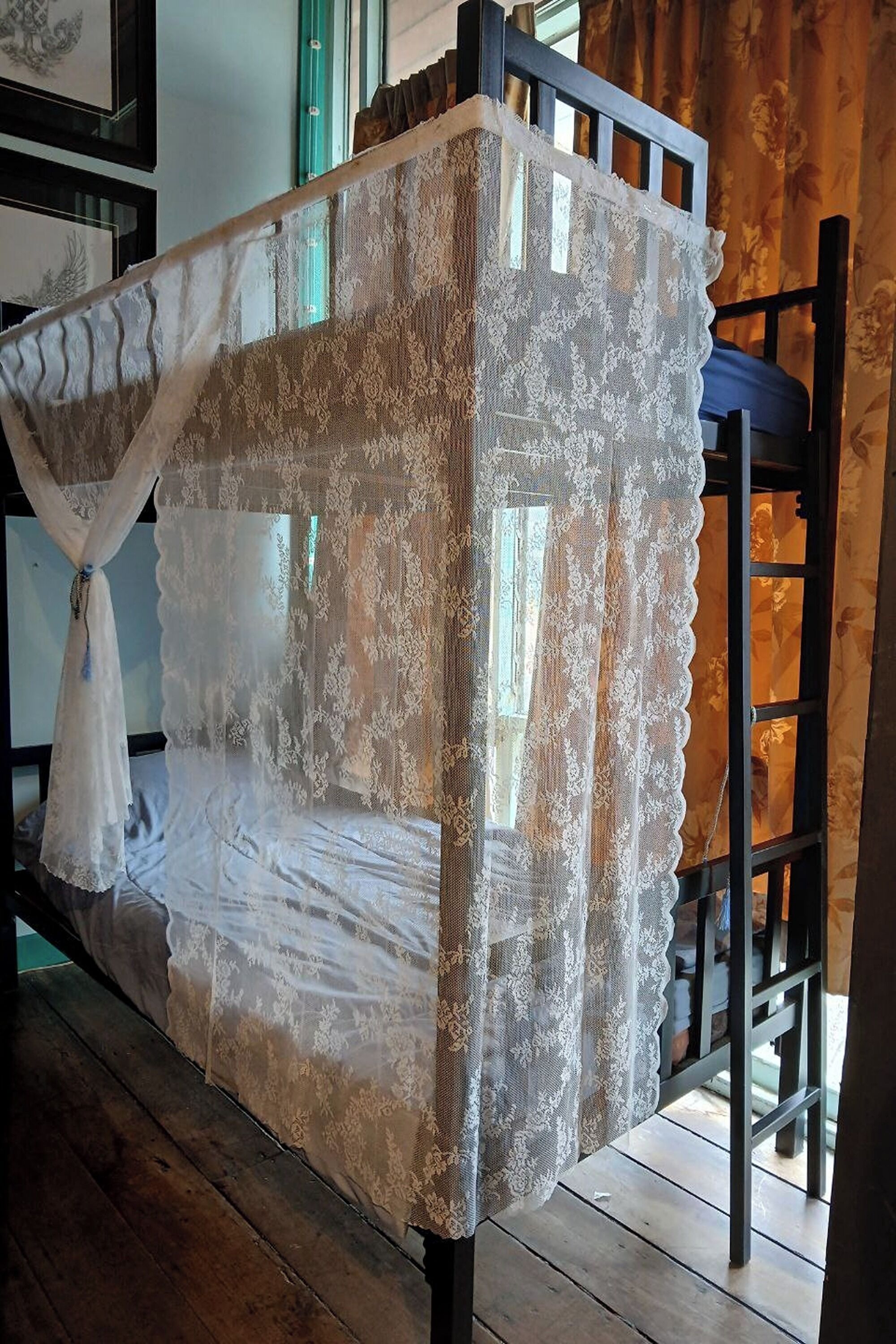 Ein Bett mit Spreybald und Holz-Kopfteil.