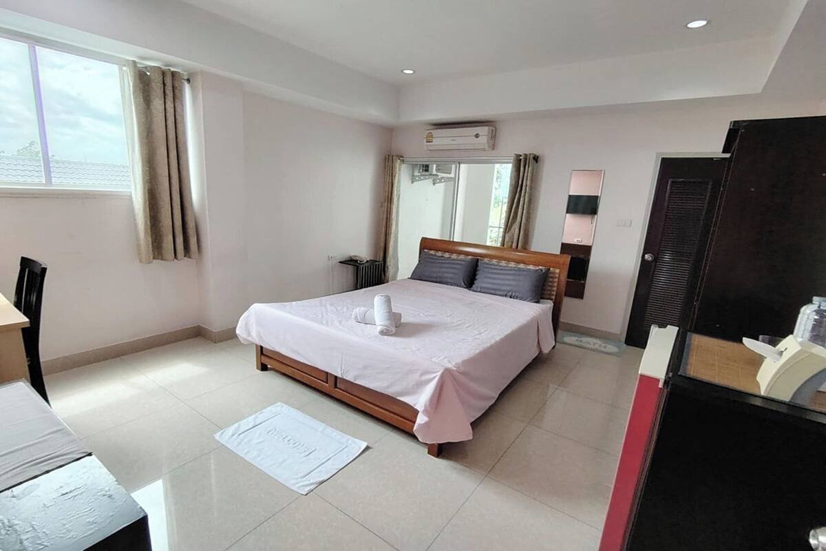 1 bedroom, desk, free WiFi, bed sheets