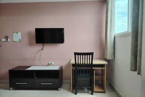 Standard Room, 1 Queen Bed | 1 bedroom, desk, free WiFi, bed sheets