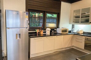 4 Bedrooms Pool Villa | Private kitchen | Fridge, microwave, dishwasher, electric kettle - Jaokhun Panorama Villas, Kamala (Kamala)
