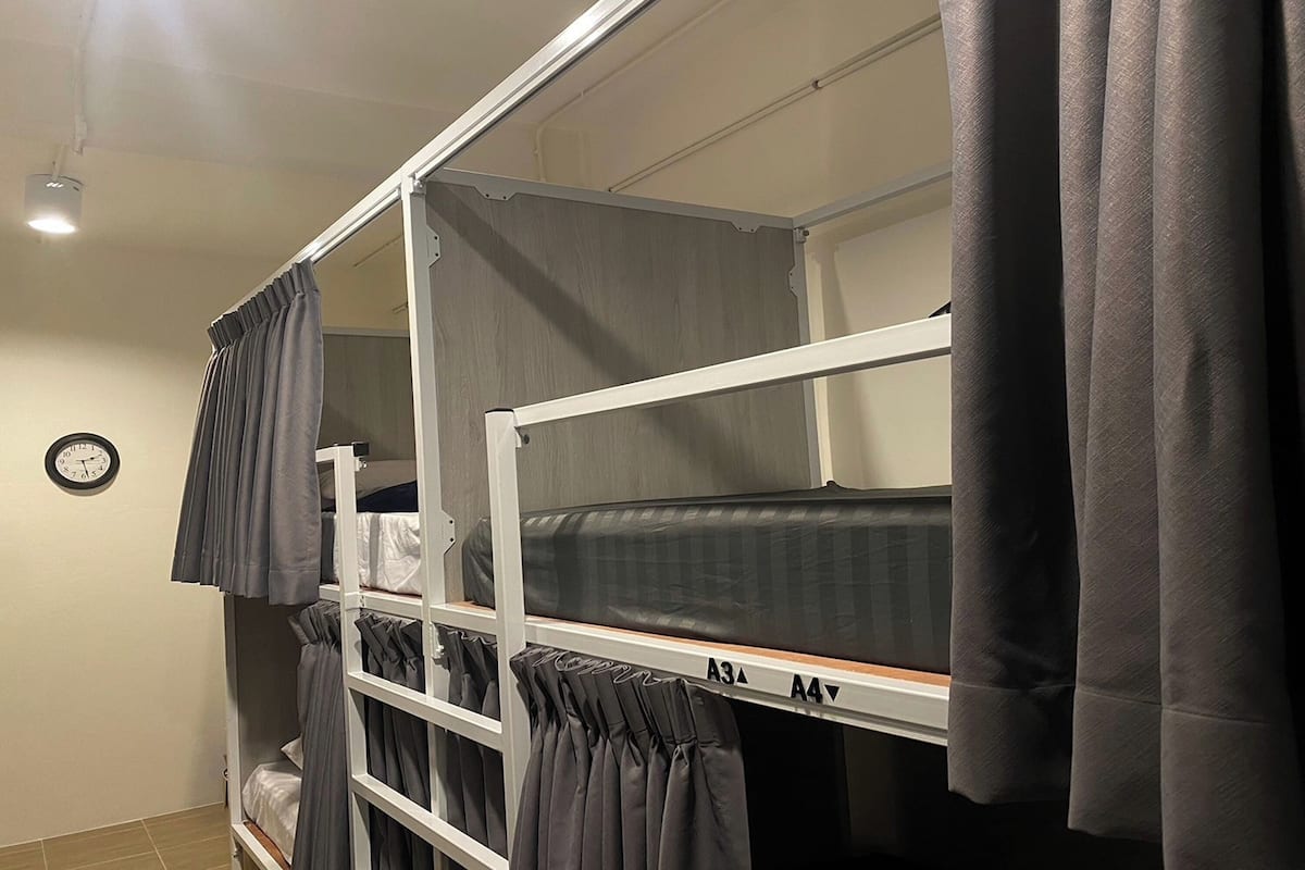Escrivaninha, cortinas blackout, Wi-Fi de cortesia, roupa de cama