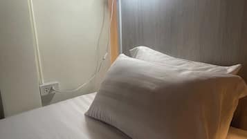 Escritorio, cortinas blackout, wifi gratis y ropa de cama