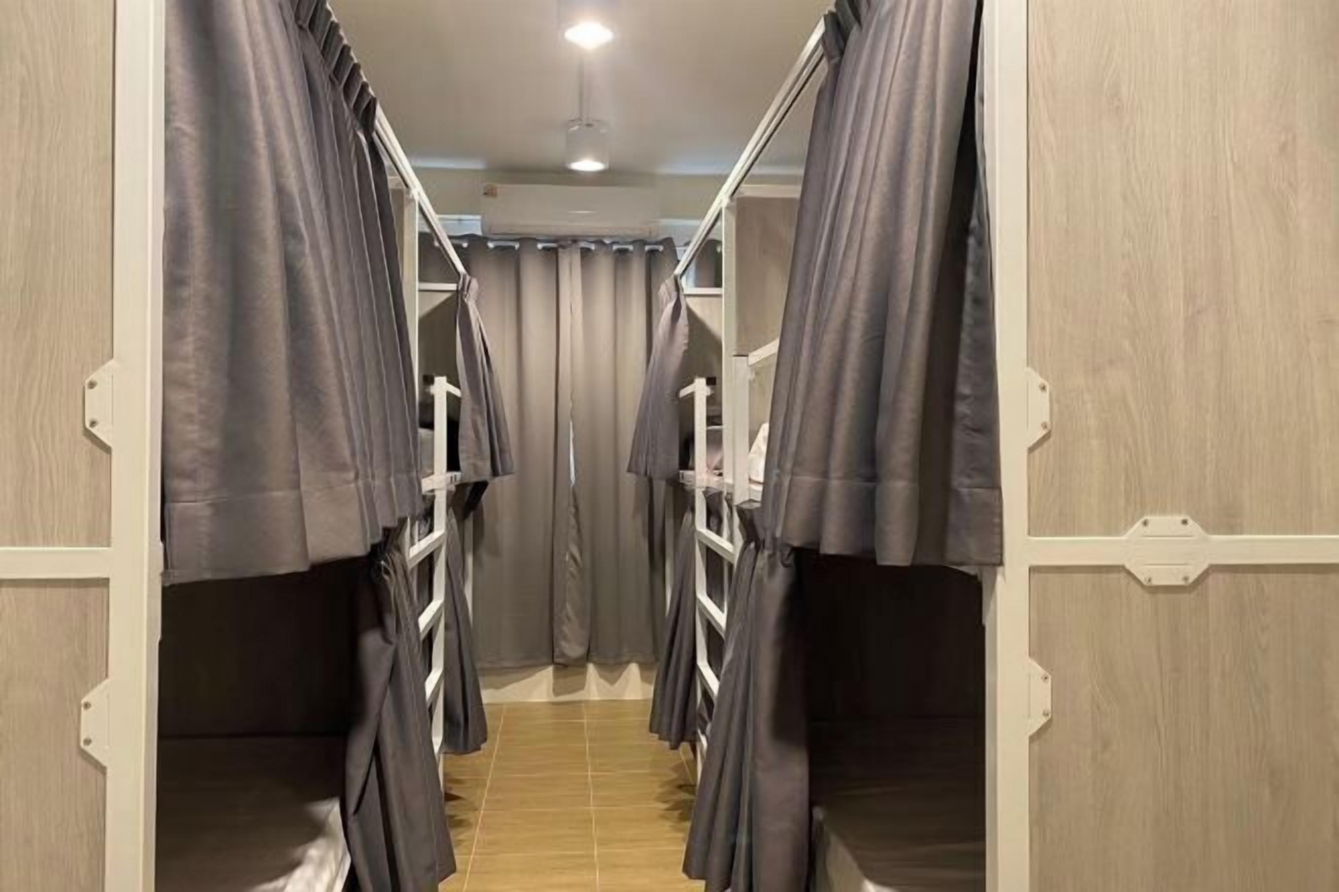 Skrivebord, blendingsgardiner, wi-fi (inkludert) og sengetøy