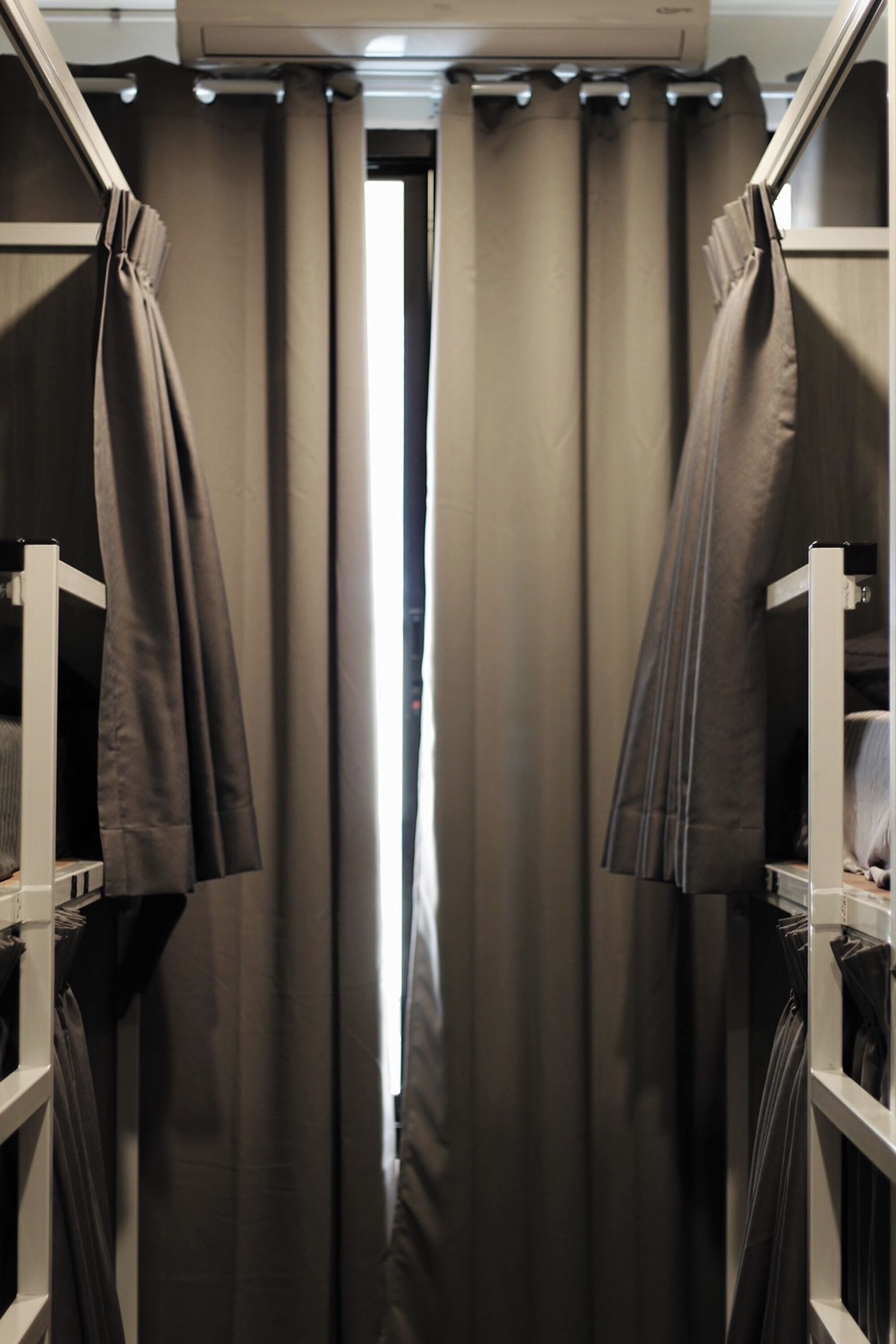 Een bureau, verduisterende gordijnen, gratis wifi, beddengoed