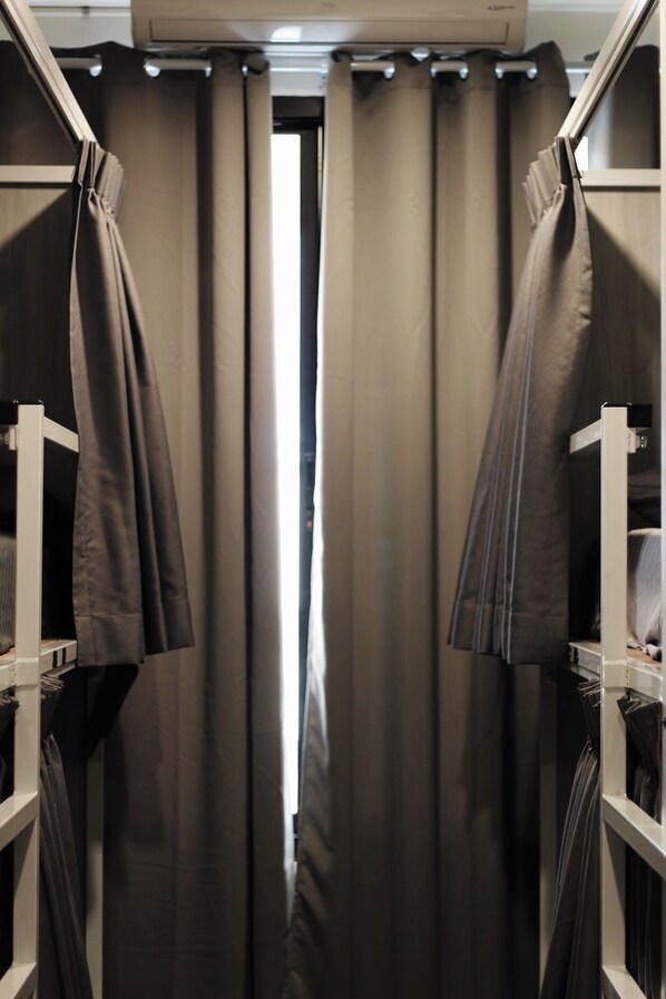 Desk, blackout drapes, free WiFi, bed sheets - Round The Clock Hostel (Bangkok)