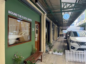 Exterior - Round The Clock Hostel (Bangkok)