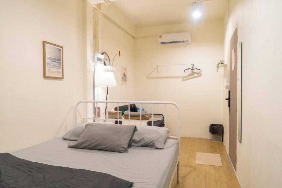 Una scrivania, tende oscuranti, Wi-Fi gratuito, lenzuola