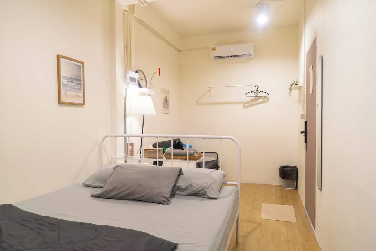 Quarto casal, banheiro privativo | Escrivaninha, cortinas blackout, Wi-Fi de cortesia, roupa de cama