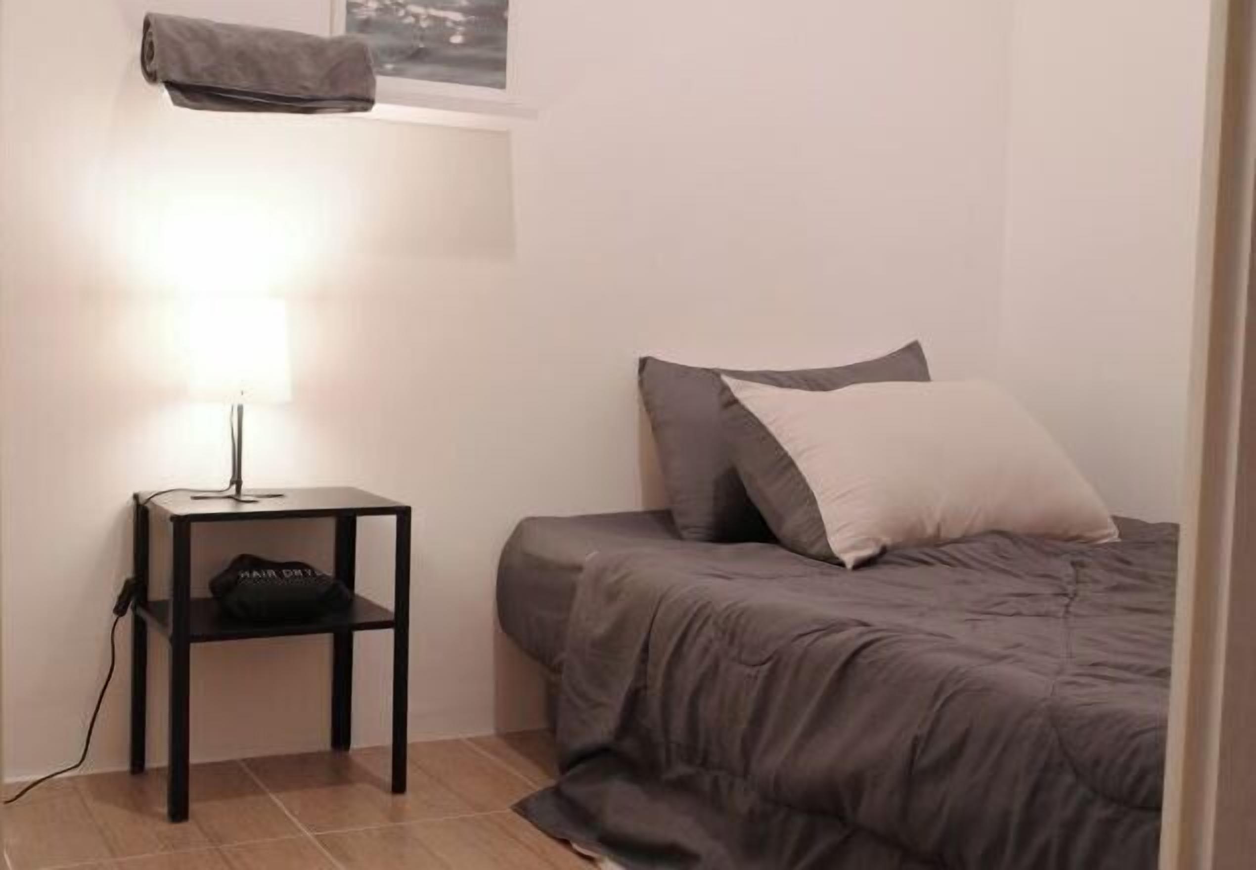 Skrivebord, blendingsgardiner, wi-fi (inkludert) og sengetøy