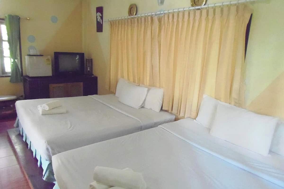 Standard Quadruple Room Garden View | 책상, 암  막 커튼, 다리미/다리미판, 무료 WiFi