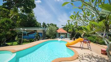 Una piscina al aire libre