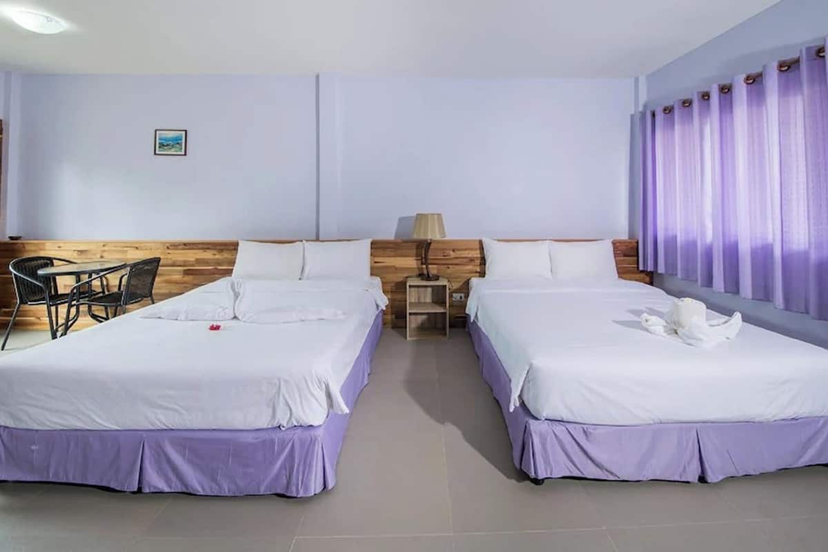Standard Quadruple Room Water Park View | Bureau, rideaux occultants, fer et planche Ă repasser, Wi-Fi gratuit