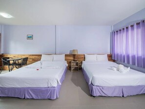 Standard Quadruple Room Water Park View | Bureau, rideaux occultants, fer et planche à repasser, Wi-Fi gratuit