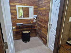 Family Room Garden View 1 | Badkamer | Een douche, een regendouche, gratis toiletartikelen, een haardroger