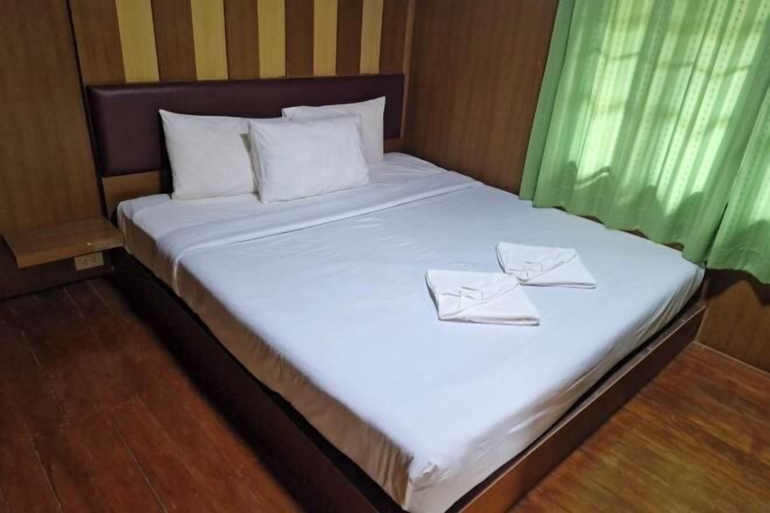 Bureau, rideaux occultants, fer et planche à repasser, Wi-Fi gratuit