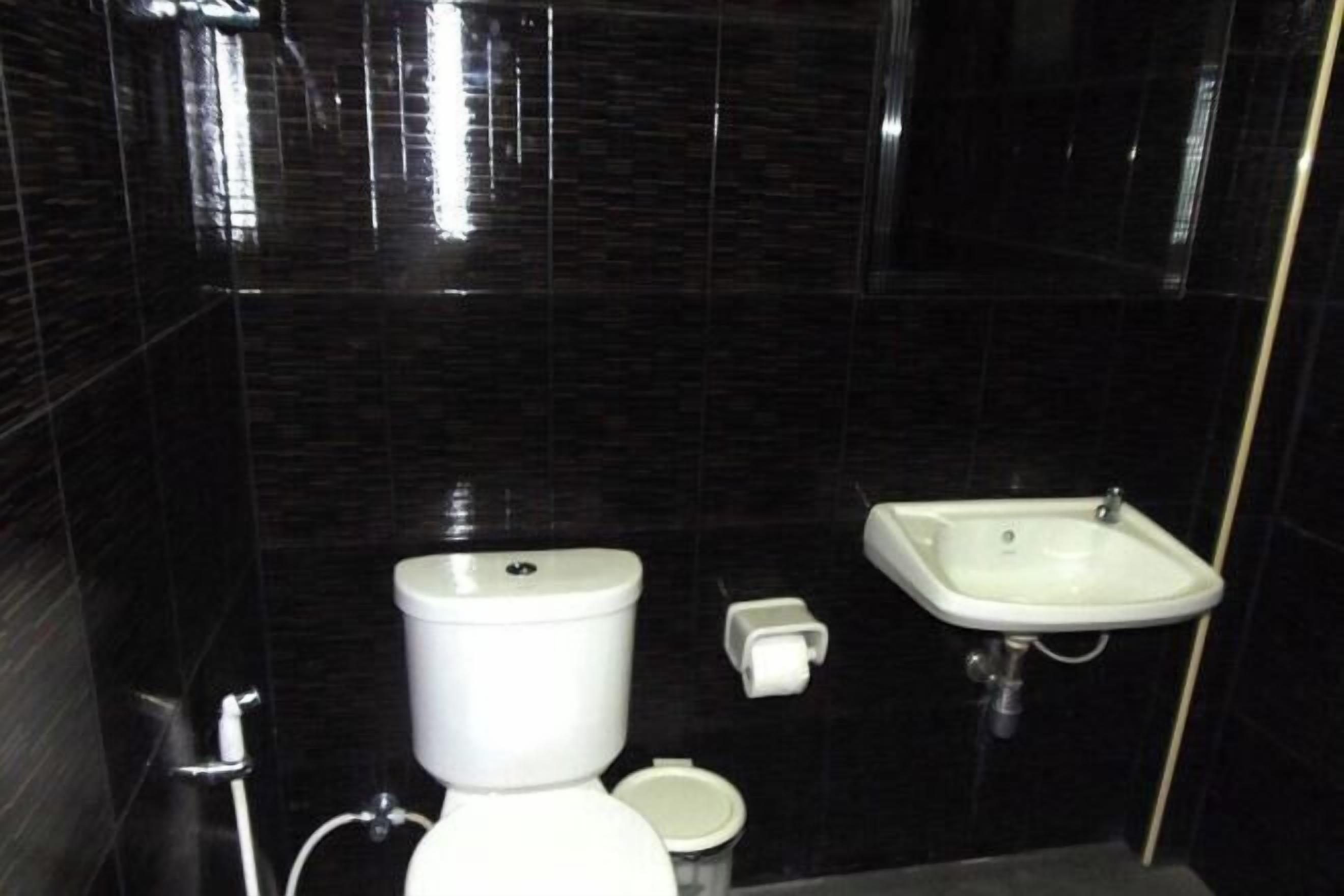 Douche, douche à « effet pluie », articles de toilette gratuits