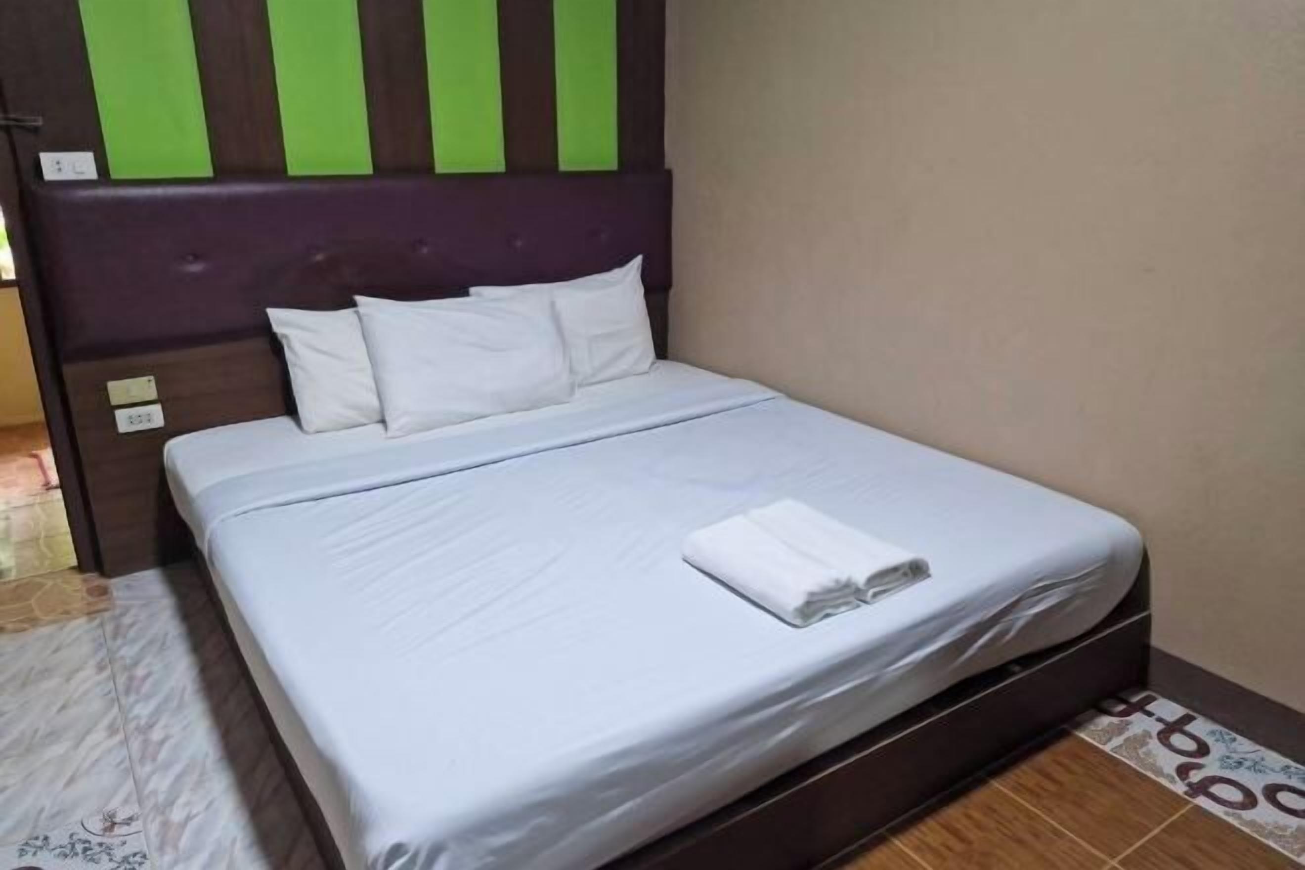 Bureau, rideaux occultants, fer et planche à repasser, Wi-Fi gratuit