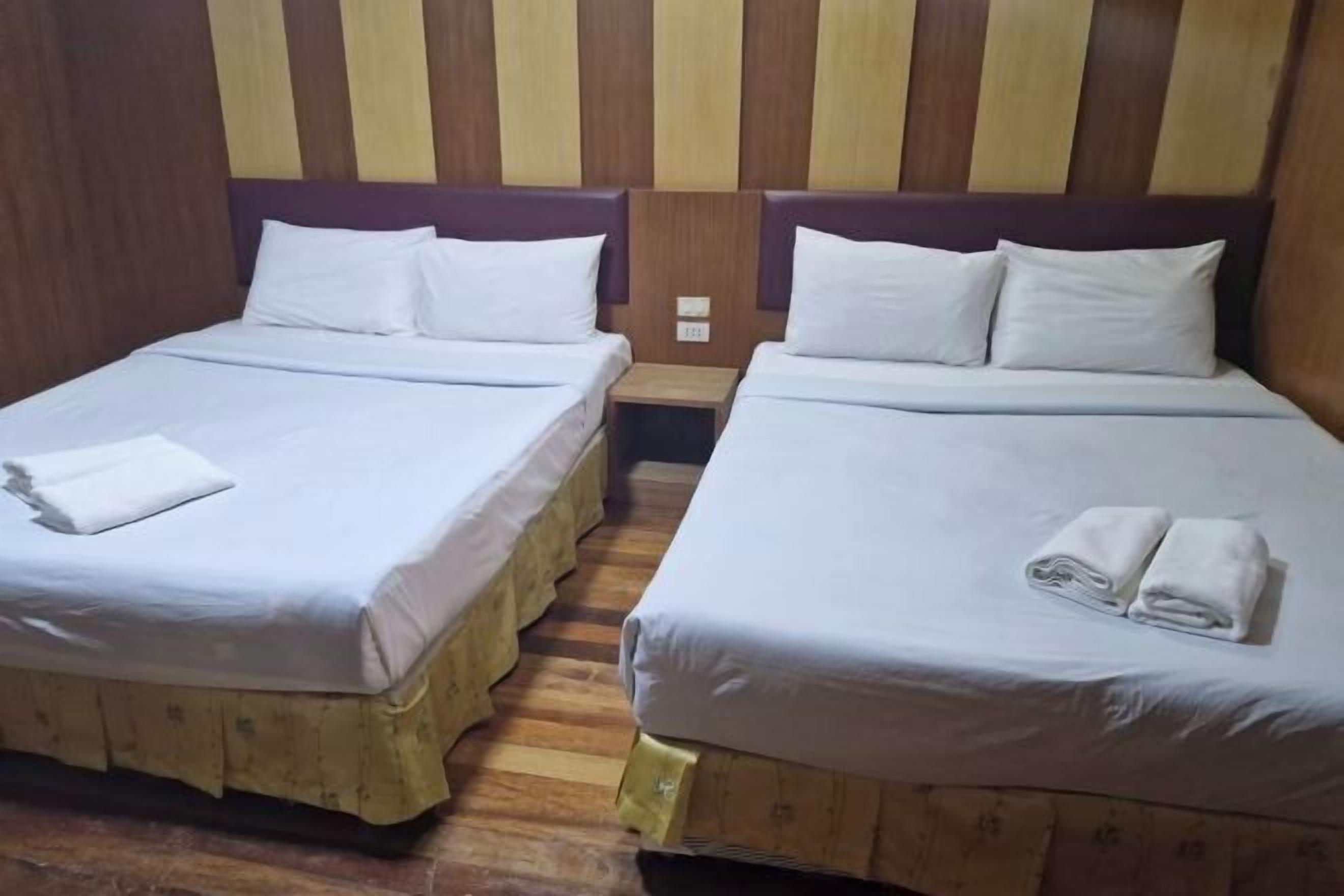 Bureau, rideaux occultants, fer et planche à repasser, Wi-Fi gratuit