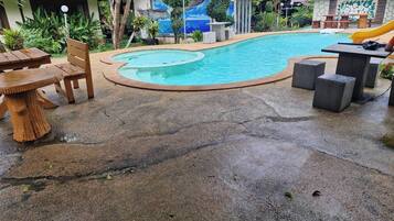 Standard Quadruple Room Pool View | Escritorio, cortinas opacas, tabla de planchar con plancha y wifi gratis