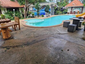 Standard Quadruple Room Pool View | Een bureau, verduisterende gordijnen, een strijkplank/strijkijzer