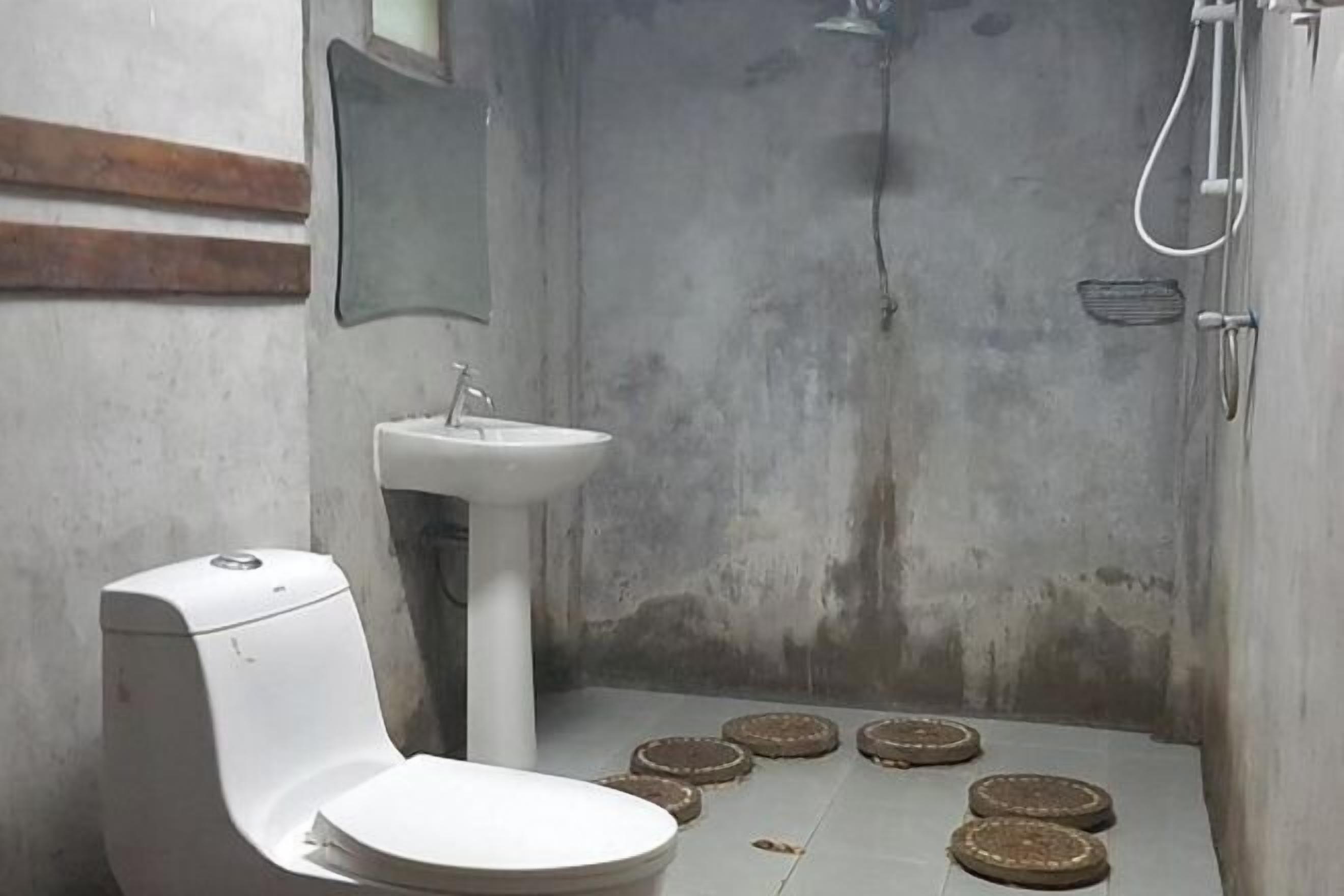 Douche, douche à « effet pluie », articles de toilette gratuits