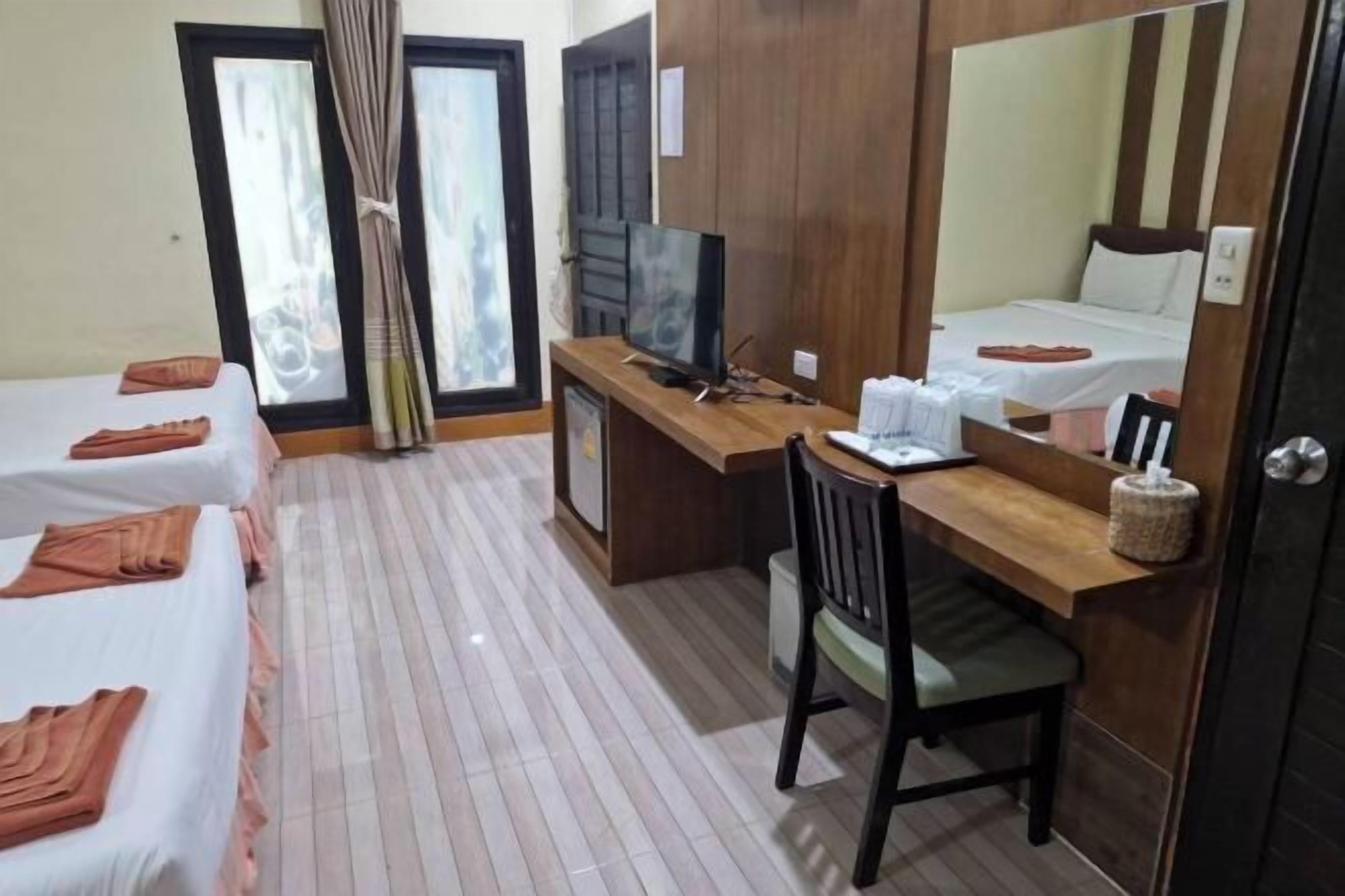 Bureau, rideaux occultants, fer et planche à repasser, Wi-Fi gratuit