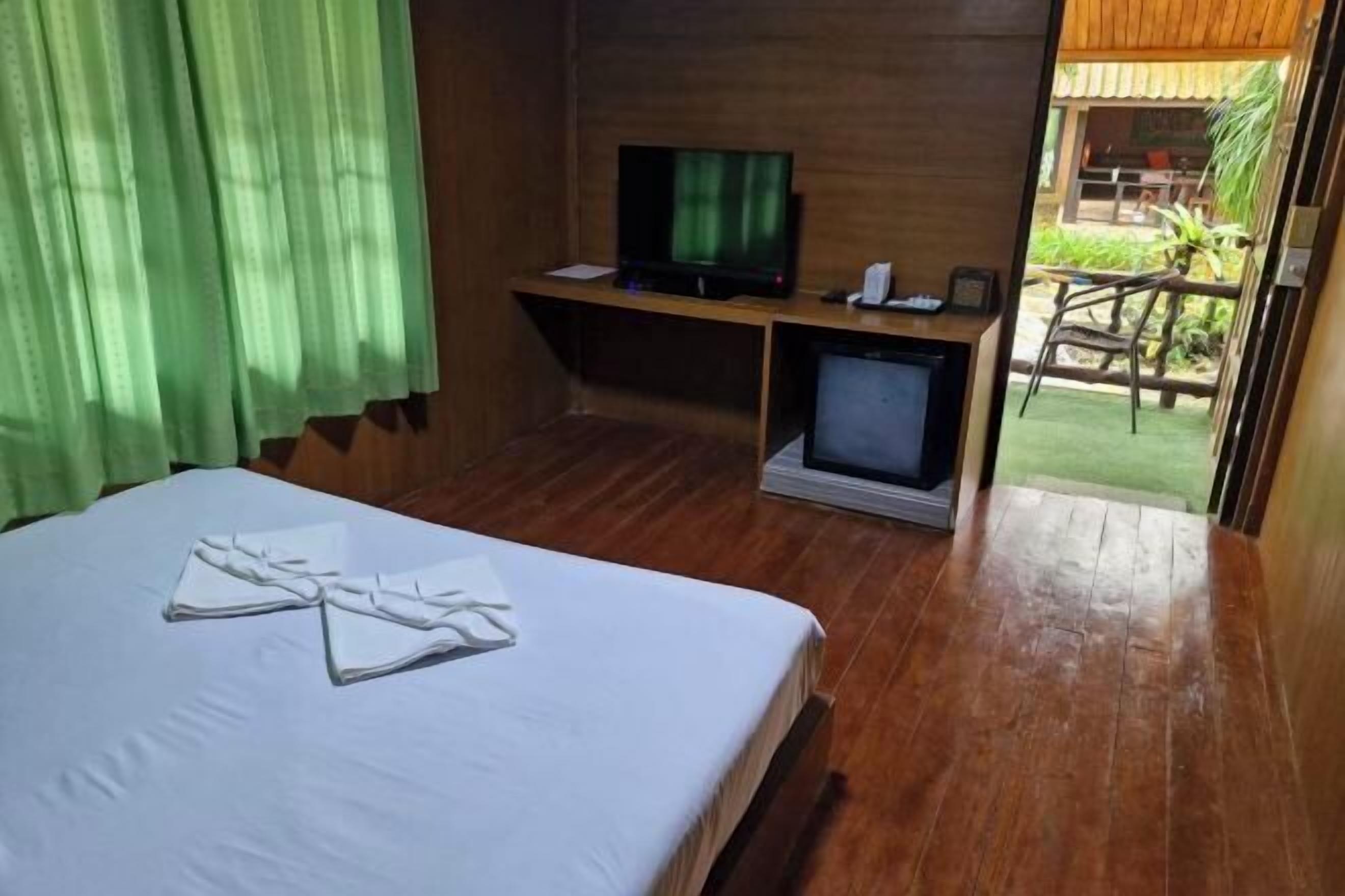 Bureau, rideaux occultants, fer et planche à repasser, Wi-Fi gratuit