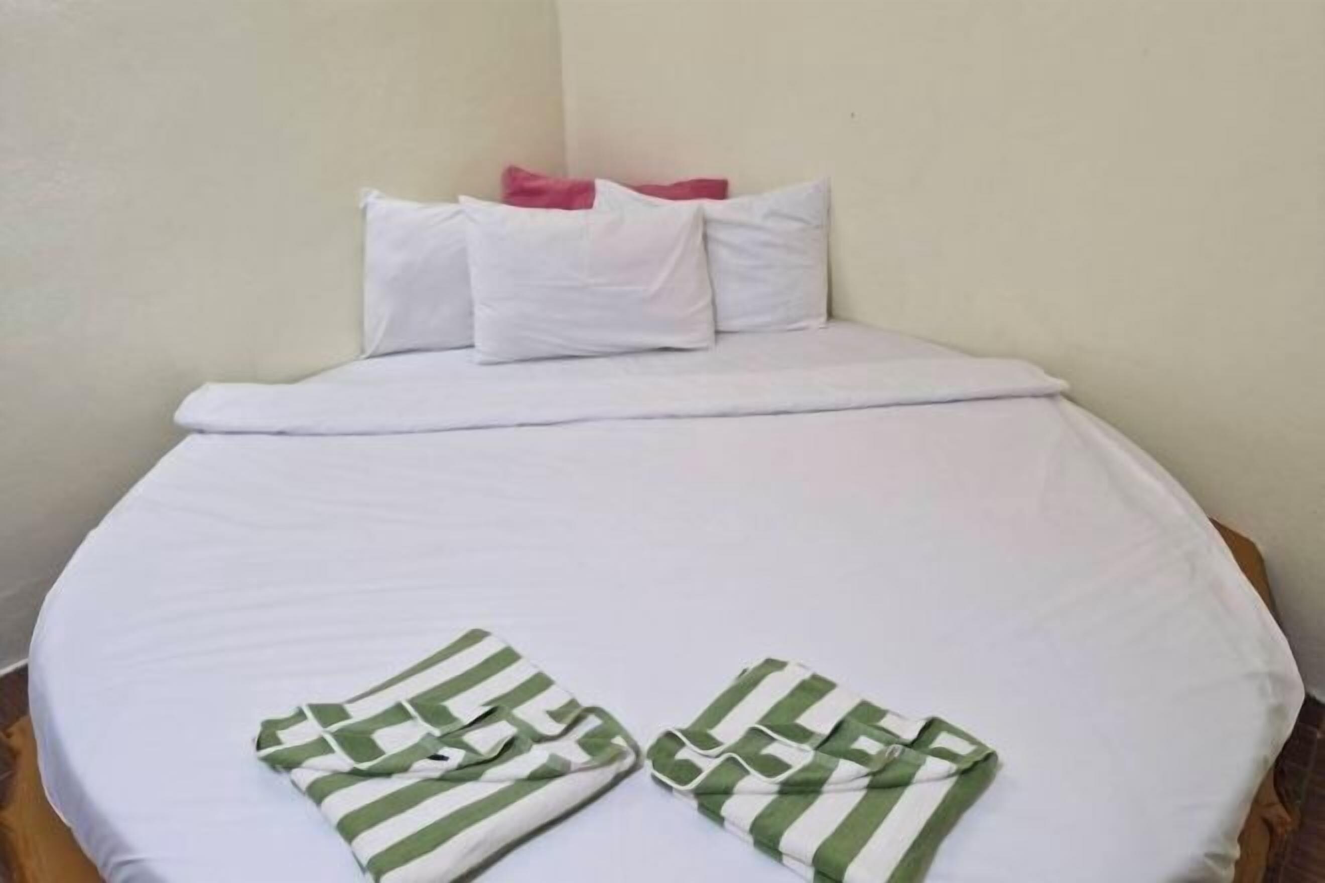 Bureau, rideaux occultants, fer et planche à repasser, Wi-Fi gratuit