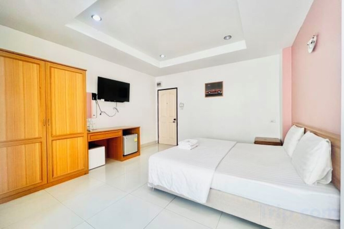 Desk, free WiFi, bed sheets